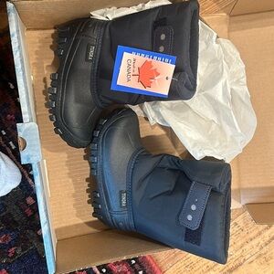 NWT tundra waterproof boot toddler size 9